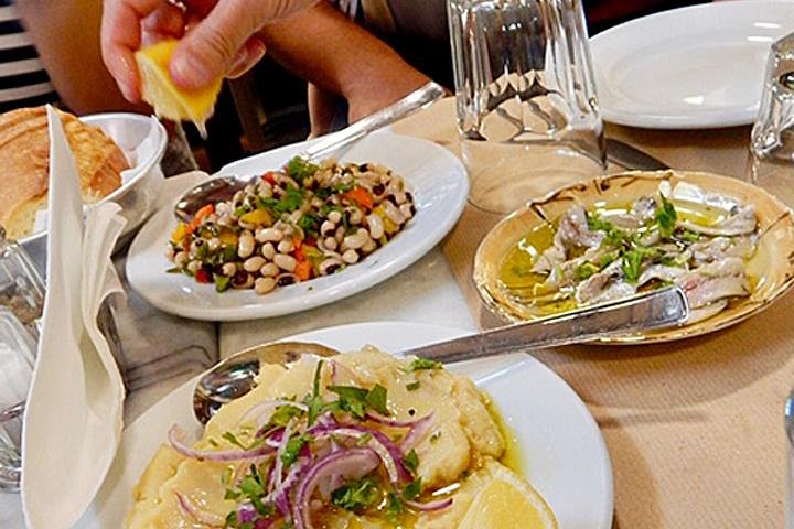Petit Groupe : Tour Gastronomique Grec Traditionnel à Athènes (26+ Dégustations) | wizardtrip