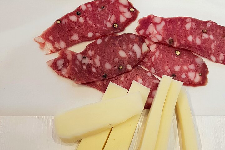 En lille gruppe nyder traditionel græsk mad og drikke på forskellige steder i Athen, foto 12 | wizardtrip