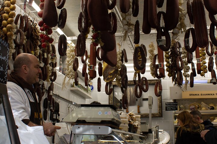 En lille gruppe nyder traditionel græsk mad og drikke på forskellige steder i Athen, foto 17 | wizardtrip