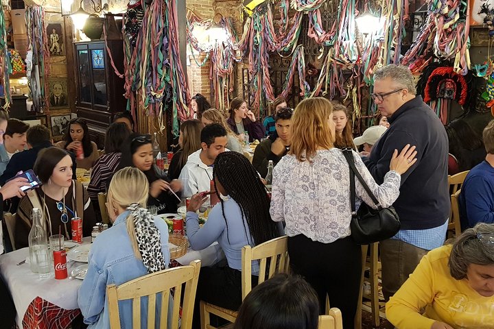 En lille gruppe nyder traditionel græsk mad og drikke på forskellige steder i Athen, foto 24 | wizardtrip