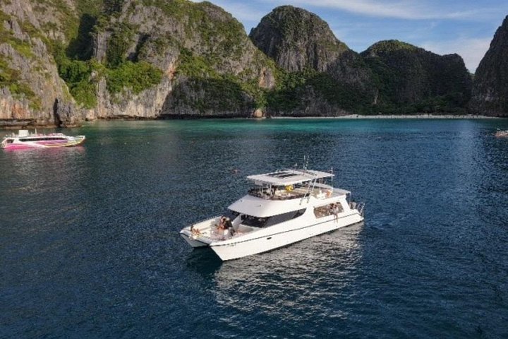 Luxe catamaran cruise naar Phi Phi, Maya Bay en Maithon eiland vanuit Phuket, foto 22 | wizardtrip