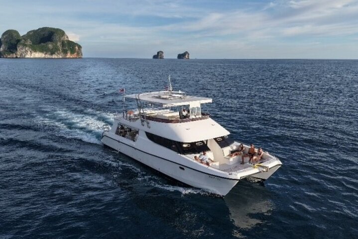 Luxe catamaran cruise naar Phi Phi, Maya Bay en Maithon eiland vanuit Phuket, foto 23 | wizardtrip