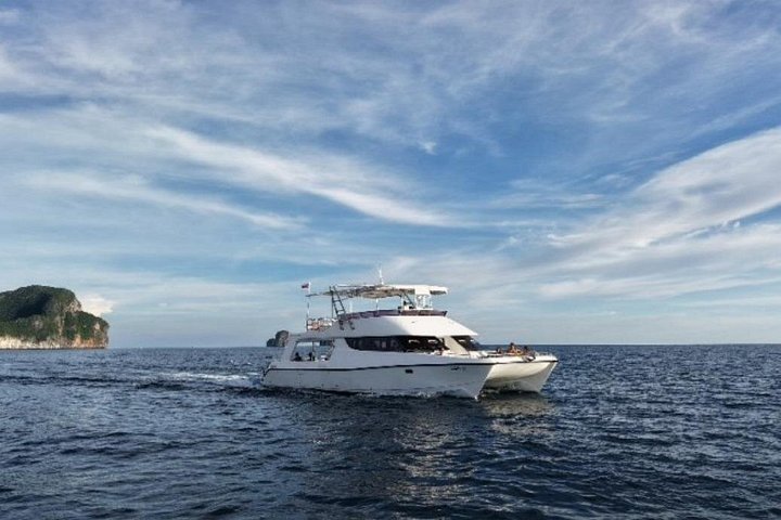 Luxe catamaran cruise naar Phi Phi, Maya Bay en Maithon eiland vanuit Phuket, foto 24 | wizardtrip