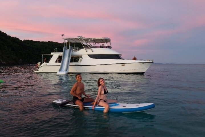Luxe catamaran cruise naar Phi Phi, Maya Bay en Maithon eiland vanuit Phuket, foto 25 | wizardtrip