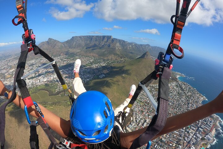Vivez le parapente en tandem au-dessus des sites emblématiques du Cap comme Lion's Head et Signal Hill, photo 6 | wizardtrip