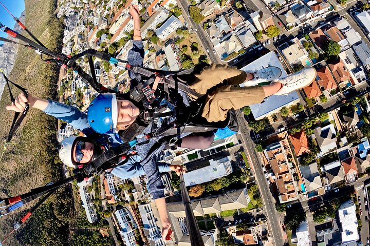 Vivez le parapente en tandem au-dessus des sites emblématiques du Cap comme Lion's Head et Signal Hill, photo 7 | wizardtrip