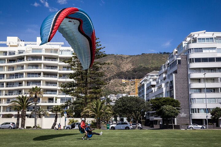 Vivez le parapente en tandem au-dessus des sites emblématiques du Cap comme Lion's Head et Signal Hill, photo 13 | wizardtrip