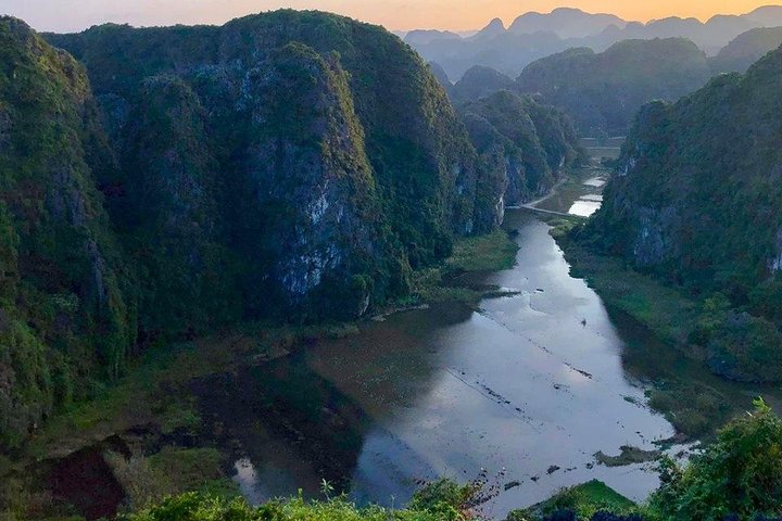 Excursion d'une journée pittoresque à Ninh Binh depuis Hanoï, avec balades en bateau, sites anciens et vélo à la campagne, photo 7 | wizardtrip