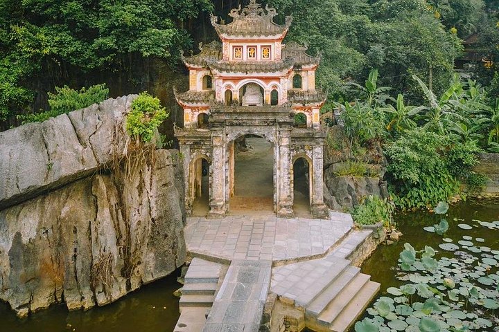Excursion d'une journée pittoresque à Ninh Binh depuis Hanoï, avec balades en bateau, sites anciens et vélo à la campagne, photo 12 | wizardtrip