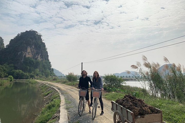 Excursion d'une journée pittoresque à Ninh Binh depuis Hanoï, avec balades en bateau, sites anciens et vélo à la campagne, photo 16 | wizardtrip