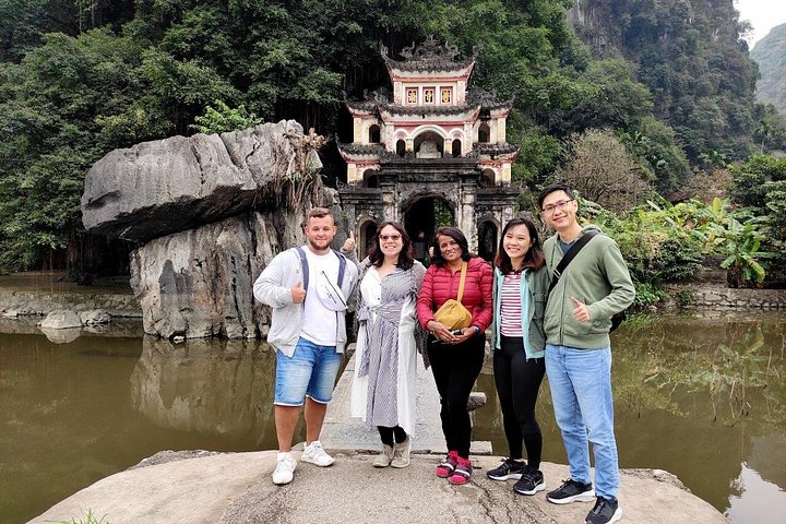 Excursion d'une journée pittoresque à Ninh Binh depuis Hanoï, avec balades en bateau, sites anciens et vélo à la campagne, photo 17 | wizardtrip