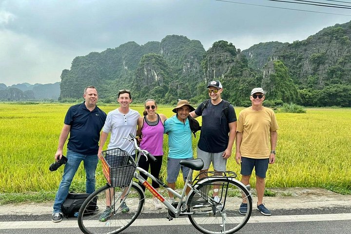 Excursion d'une journée pittoresque à Ninh Binh depuis Hanoï, avec balades en bateau, sites anciens et vélo à la campagne, photo 41 | wizardtrip