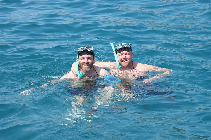 Speedboot tour naar Phi Phi Islands en Maya Bay vanuit Phuket, Thailand, met prachtige stranden en helder water, foto 12 | wizardtrip