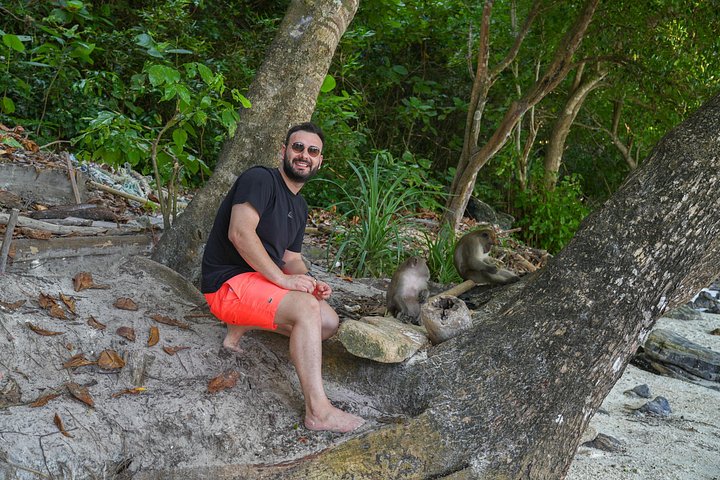 Speedboot tour naar Phi Phi Islands en Maya Bay vanuit Phuket, Thailand, met prachtige stranden en helder water, foto 15 | wizardtrip