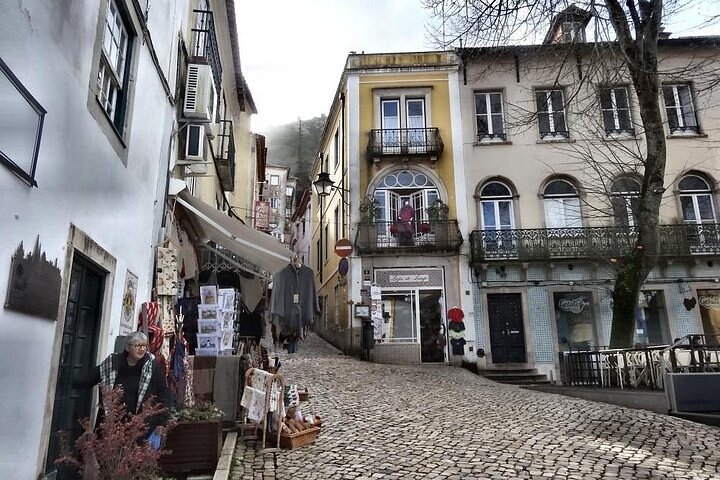 Privétour die het Pena Paleis van Sintra, historische steden en kustuitzichten nabij Lissabon verkent, foto 9 | wizardtrip
