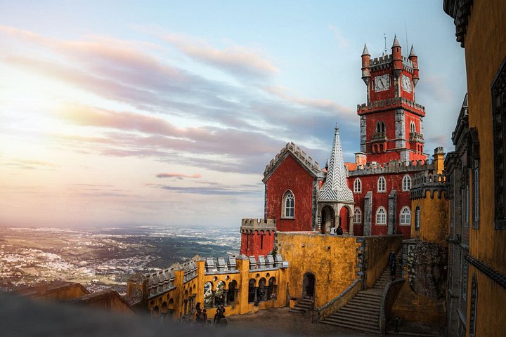 Privétour die het Pena Paleis van Sintra, historische steden en kustuitzichten nabij Lissabon verkent, foto 10 | wizardtrip