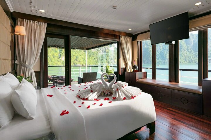 Overnachtingscruise-avontuur in Halong Bay, Vietnam, met kalkstenen karsts, grotten en activiteiten, foto 11 | wizardtrip