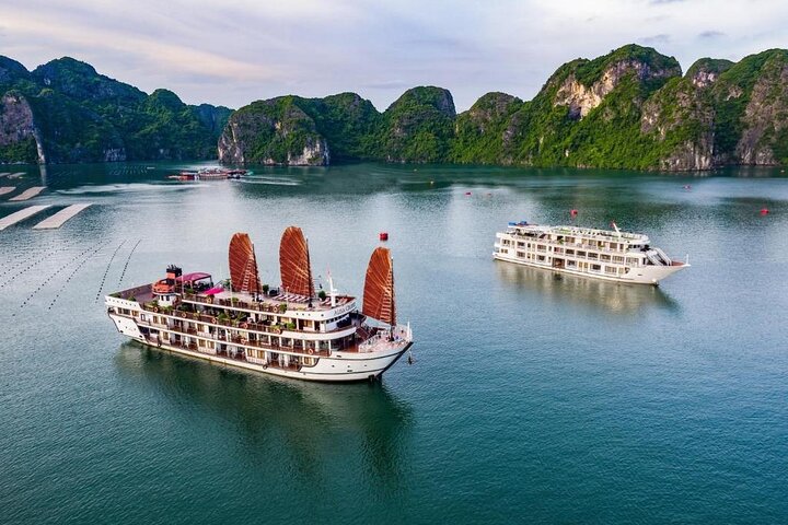 Overnachtingscruise-avontuur in Halong Bay, Vietnam, met kalkstenen karsts, grotten en activiteiten, foto 12 | wizardtrip