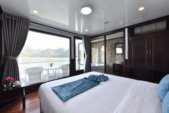 Overnachtingscruise-avontuur in Halong Bay, Vietnam, met kalkstenen karsts, grotten en activiteiten, foto 13 | wizardtrip