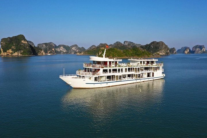 Overnachtingscruise-avontuur in Halong Bay, Vietnam, met kalkstenen karsts, grotten en activiteiten, foto 19 | wizardtrip