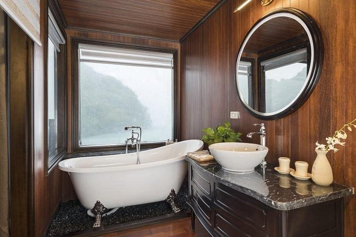 Overnachtingscruise-avontuur in Halong Bay, Vietnam, met kalkstenen karsts, grotten en activiteiten, foto 25 | wizardtrip