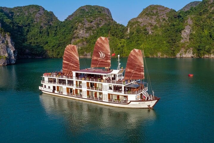 Overnachtingscruise-avontuur in Halong Bay, Vietnam, met kalkstenen karsts, grotten en activiteiten, foto 26 | wizardtrip