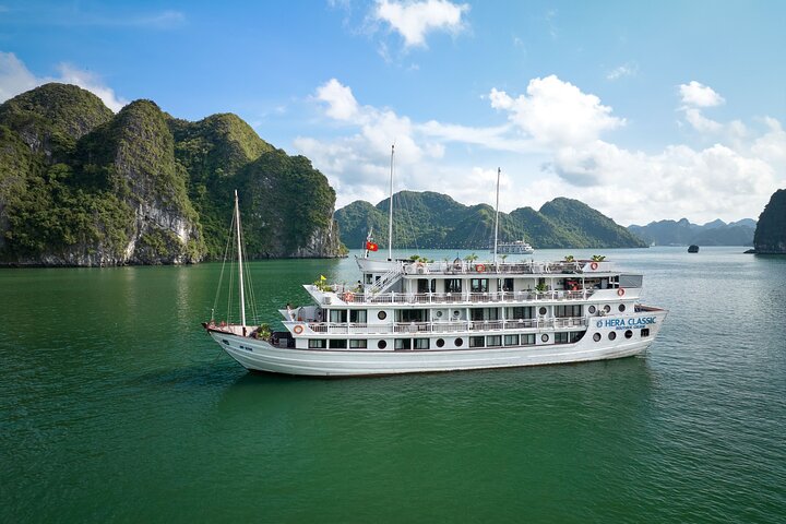 Overnachtingscruise-avontuur in Halong Bay, Vietnam, met kalkstenen karsts, grotten en activiteiten, foto 28 | wizardtrip