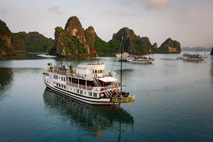 Overnachtingscruise-avontuur in Halong Bay, Vietnam, met kalkstenen karsts, grotten en activiteiten, foto 40 | wizardtrip