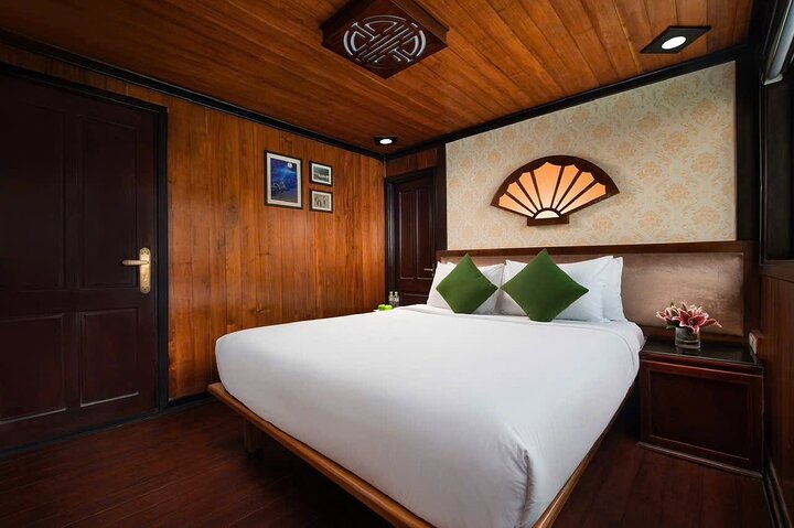 Overnachtingscruise-avontuur in Halong Bay, Vietnam, met kalkstenen karsts, grotten en activiteiten, foto 41 | wizardtrip