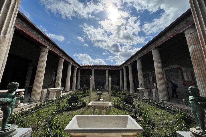 Door archeoloog geleide kleine groepstour die oude Romeinse ruïnes in Pompeii, Italië, verkent, foto 6 | wizardtrip