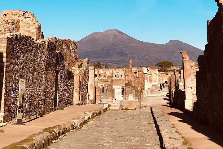 Door archeoloog geleide kleine groepstour die oude Romeinse ruïnes in Pompeii, Italië, verkent, foto 8 | wizardtrip