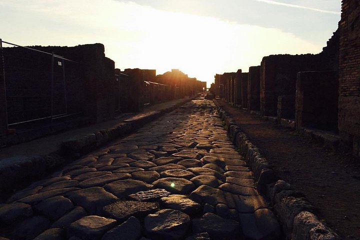 Door archeoloog geleide kleine groepstour die oude Romeinse ruïnes in Pompeii, Italië, verkent, foto 14 | wizardtrip