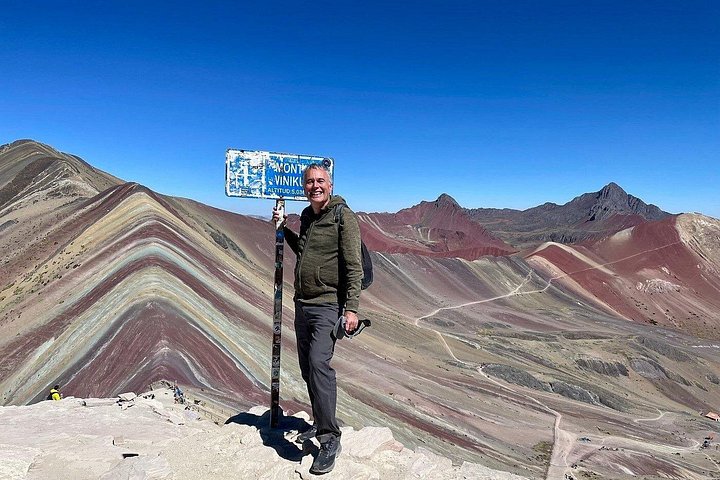 Tourists hiking to the colorful Rainbow Mountain in the Peruvian Andes, photo 6 | wizardtrip