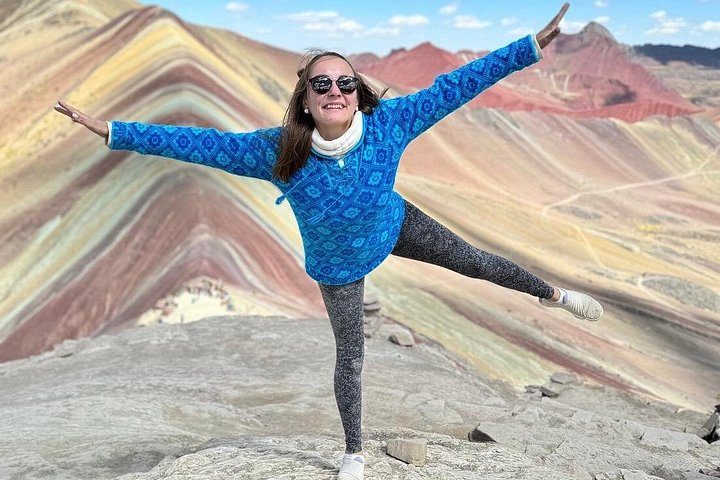 Tourists hiking to the colorful Rainbow Mountain in the Peruvian Andes, photo 7 | wizardtrip
