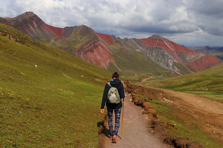 Tourists hiking to the colorful Rainbow Mountain in the Peruvian Andes, photo 8 | wizardtrip