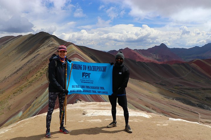 Tourists hiking to the colorful Rainbow Mountain in the Peruvian Andes, photo 10 | wizardtrip