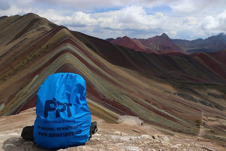 Tourists hiking to the colorful Rainbow Mountain in the Peruvian Andes, photo 11 | wizardtrip