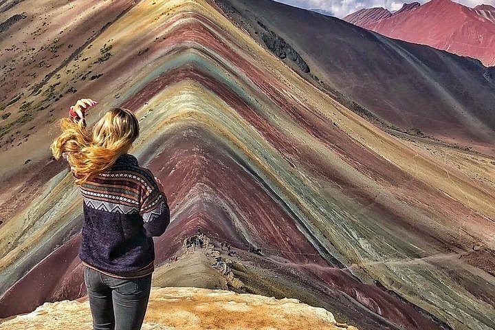 Tourists hiking to the colorful Rainbow Mountain in the Peruvian Andes, photo 12 | wizardtrip