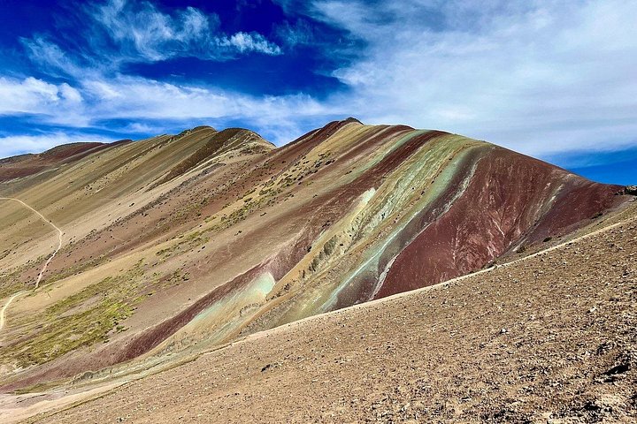 Tourists hiking to the colorful Rainbow Mountain in the Peruvian Andes, photo 13 | wizardtrip