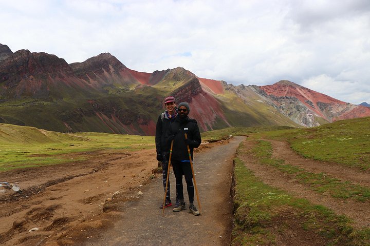 Tourists hiking to the colorful Rainbow Mountain in the Peruvian Andes, photo 14 | wizardtrip
