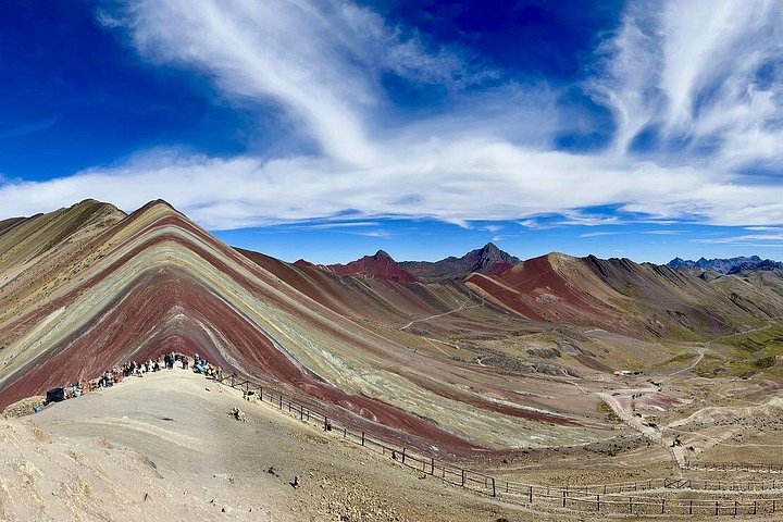 Tourists hiking to the colorful Rainbow Mountain in the Peruvian Andes, photo 15 | wizardtrip