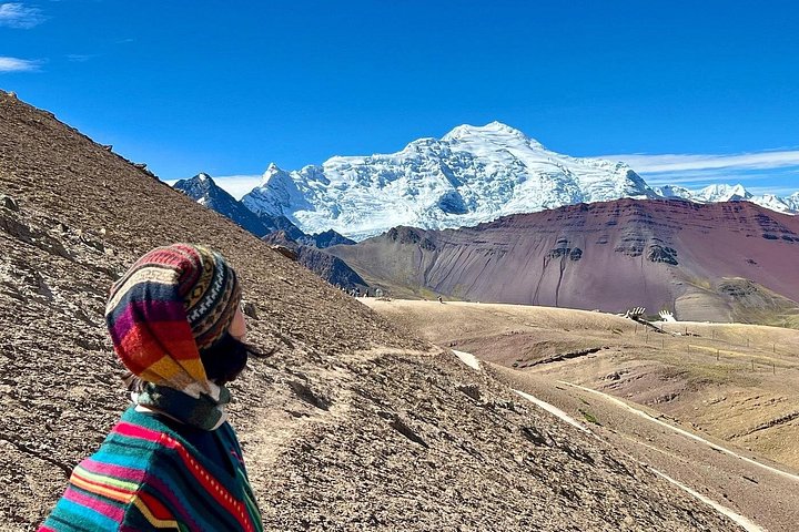 Tourists hiking to the colorful Rainbow Mountain in the Peruvian Andes, photo 16 | wizardtrip