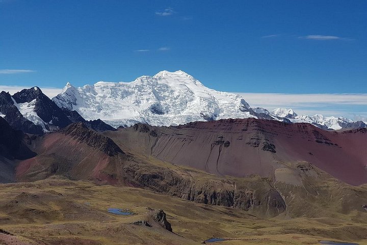 Tourists hiking to the colorful Rainbow Mountain in the Peruvian Andes, photo 17 | wizardtrip