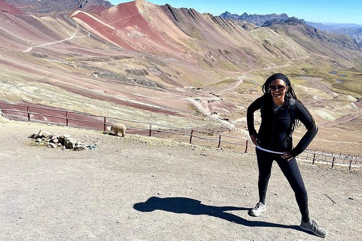 Tourists hiking to the colorful Rainbow Mountain in the Peruvian Andes, photo 18 | wizardtrip