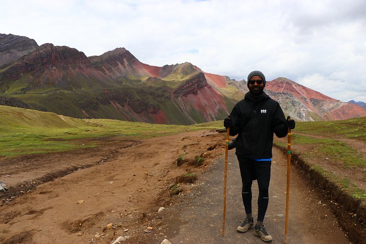 Tourists hiking to the colorful Rainbow Mountain in the Peruvian Andes, photo 19 | wizardtrip