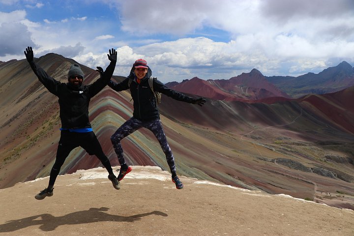 Tourists hiking to the colorful Rainbow Mountain in the Peruvian Andes, photo 20 | wizardtrip