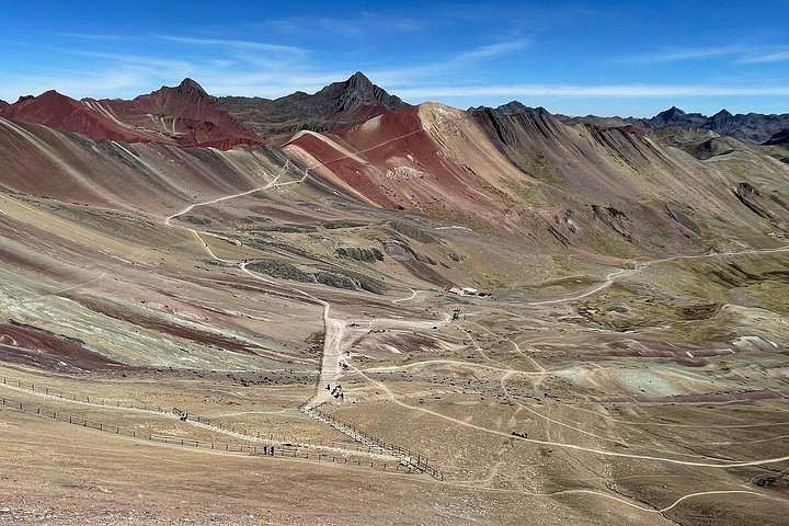 Tourists hiking to the colorful Rainbow Mountain in the Peruvian Andes, photo 21 | wizardtrip