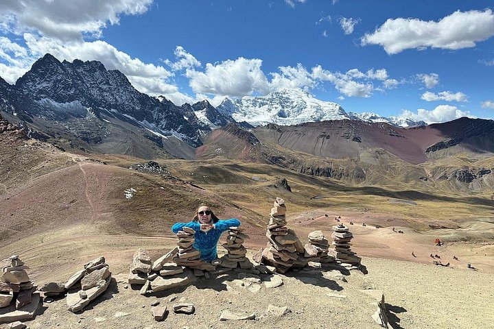 Tourists hiking to the colorful Rainbow Mountain in the Peruvian Andes, photo 22 | wizardtrip
