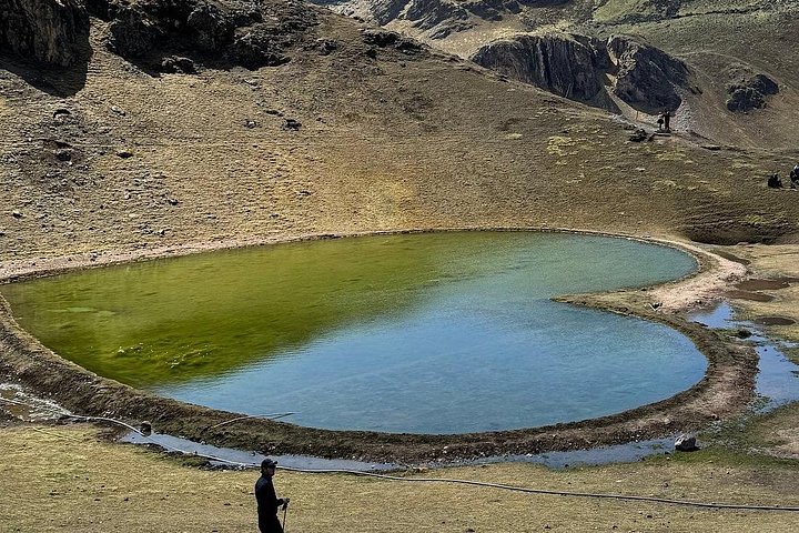 Tourists hiking to the colorful Rainbow Mountain in the Peruvian Andes, photo 24 | wizardtrip