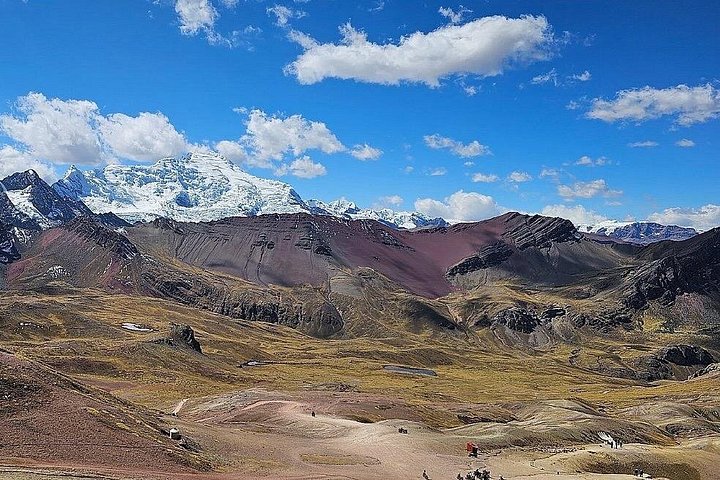 Tourists hiking to the colorful Rainbow Mountain in the Peruvian Andes, photo 27 | wizardtrip